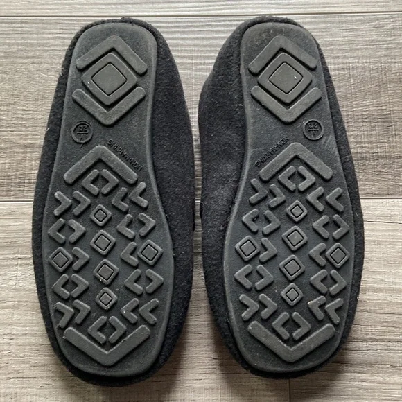 Nearly New Cat and Jack Slippers, size 2/3 - Picture 2 of 4